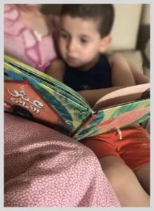 maman et enfant lisent un livre